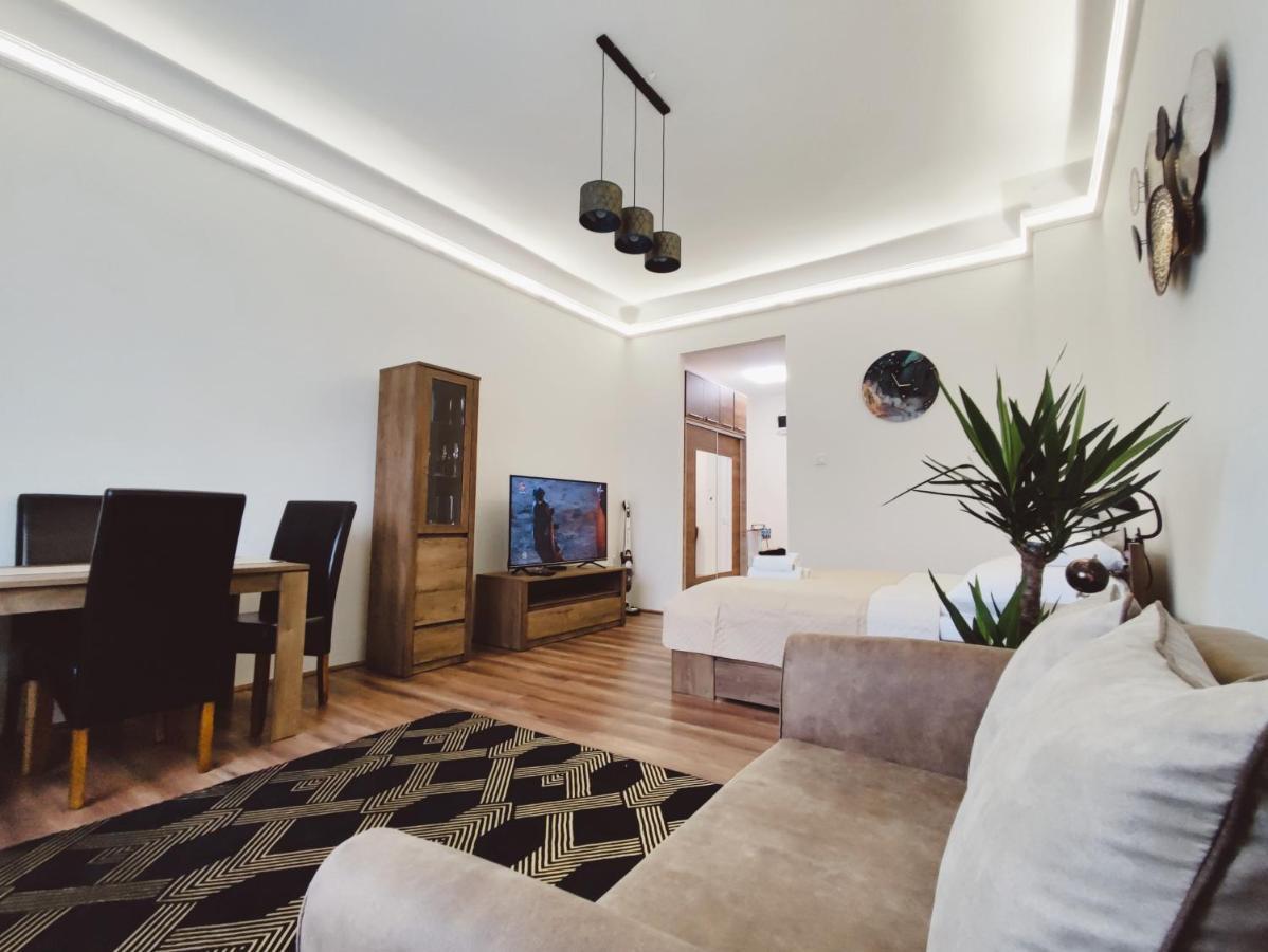 Central Palace Apartman ديبريتْسين المظهر الخارجي الصورة